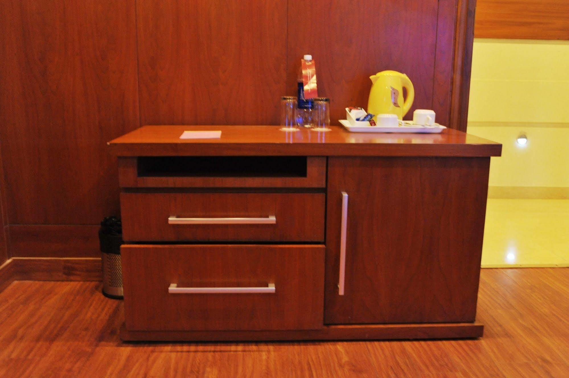 Hotel Emarald, New Delhi Extérieur photo