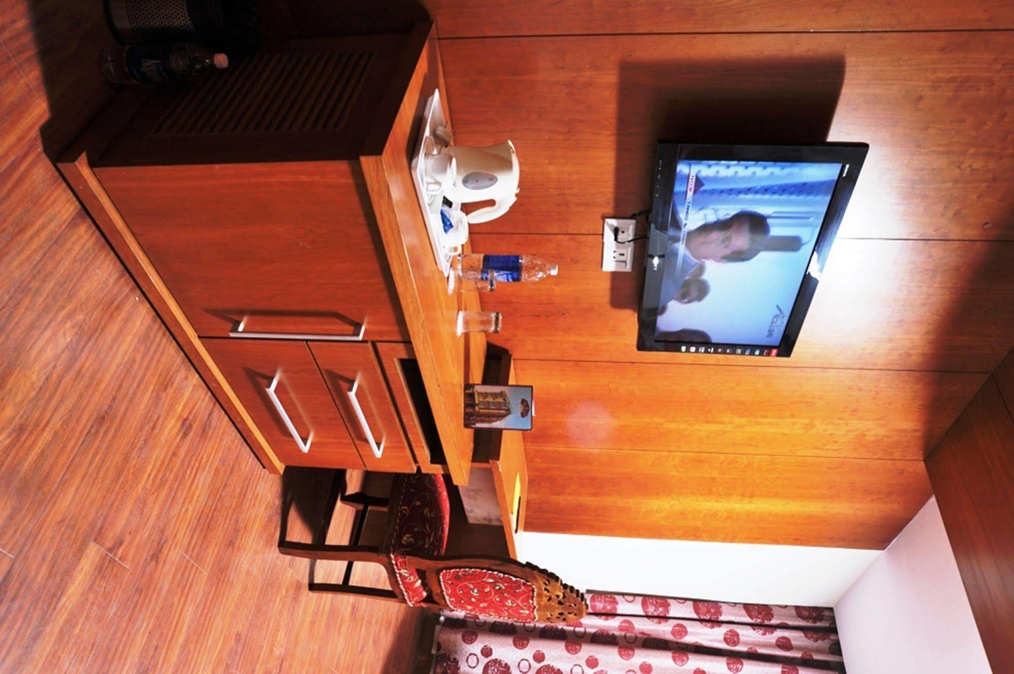 Hotel Emarald, New Delhi Extérieur photo