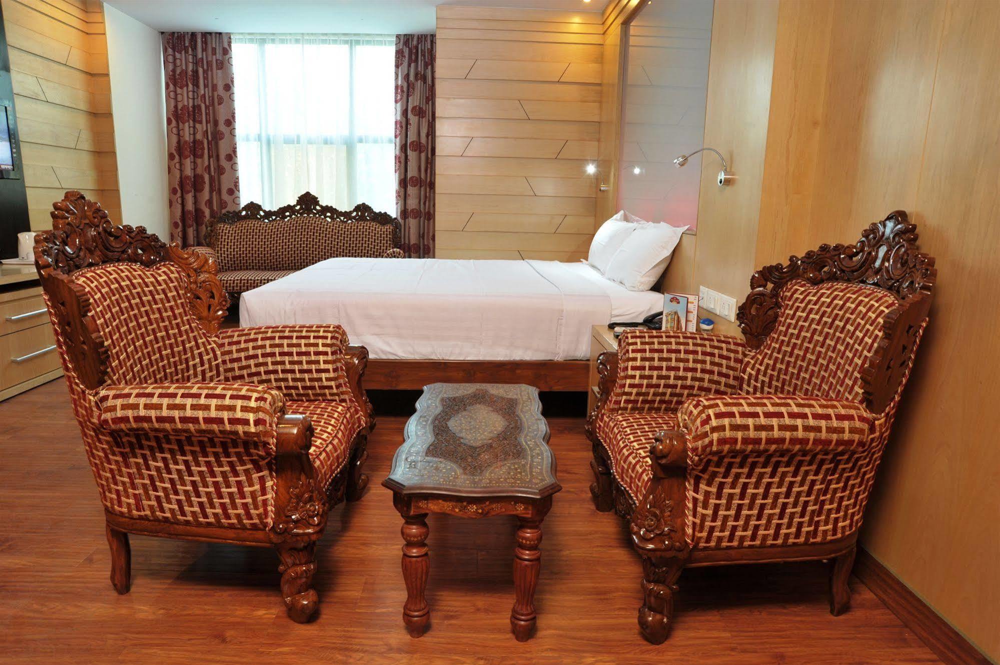 Hotel Emarald, New Delhi Extérieur photo