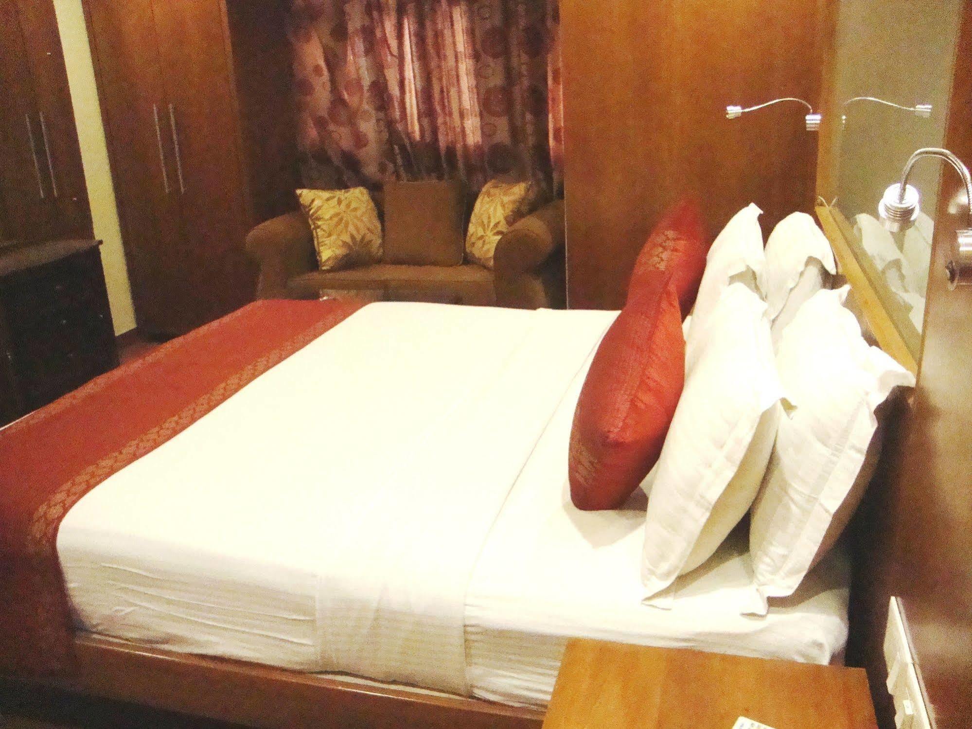 Hotel Emarald, New Delhi Extérieur photo
