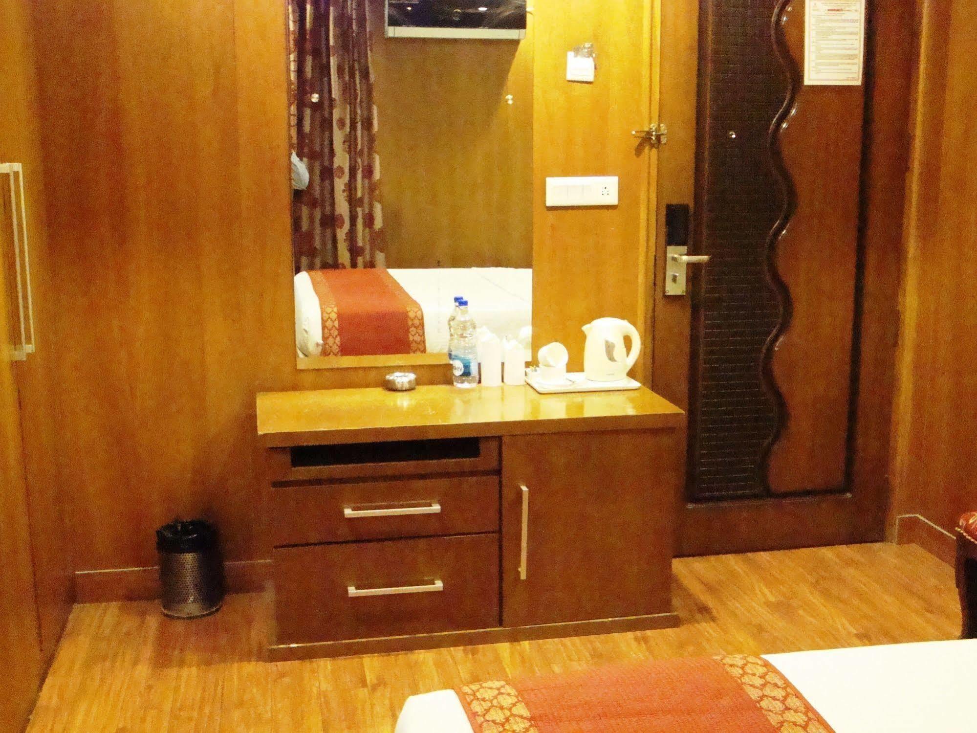 Hotel Emarald, New Delhi Extérieur photo
