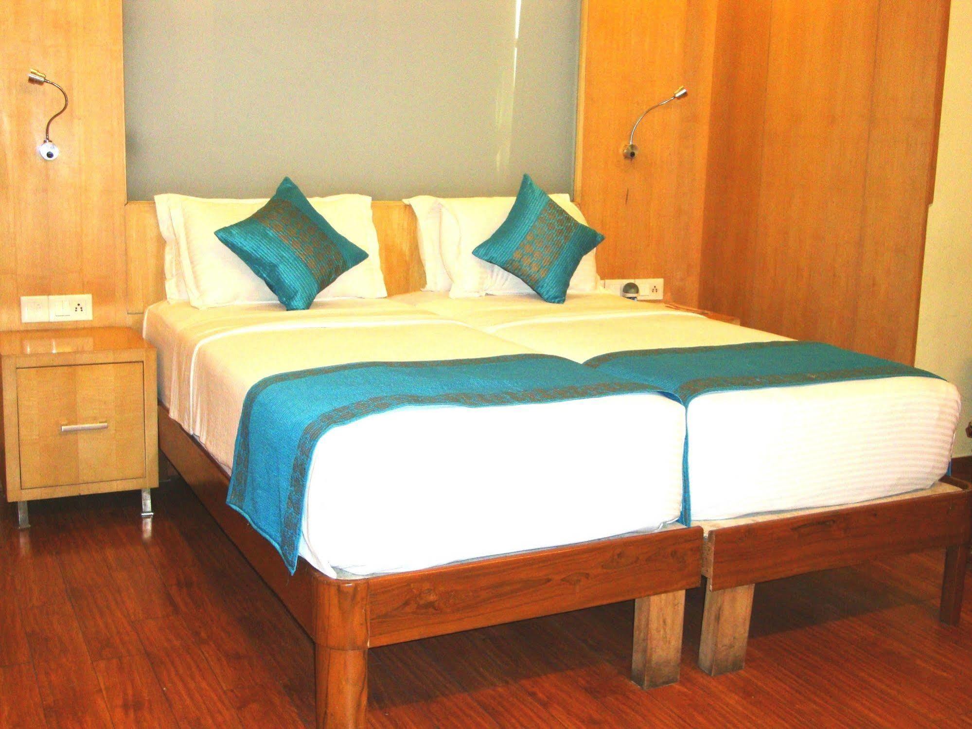 Hotel Emarald, New Delhi Extérieur photo