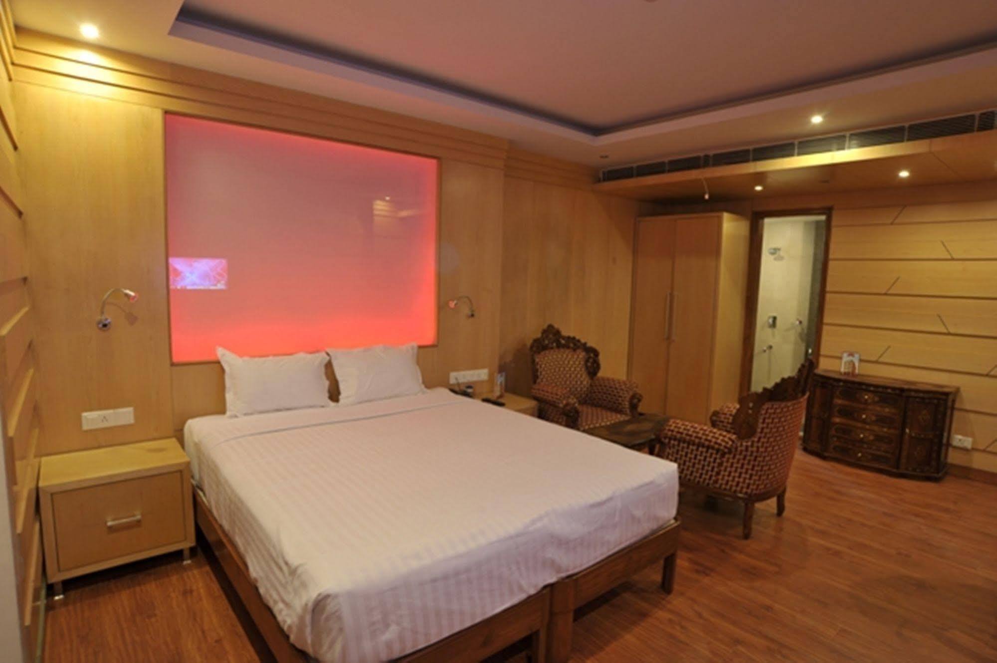 Hotel Emarald, New Delhi Extérieur photo